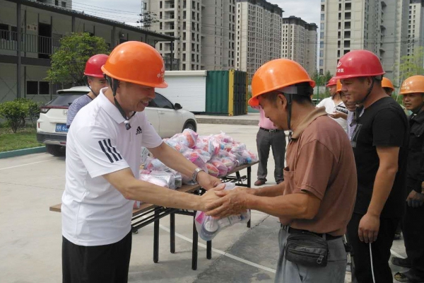 市建設(shè)局、市建筑業(yè)協(xié)會(huì)領(lǐng)導(dǎo)親臨現(xiàn)場(chǎng)慰問一線工人